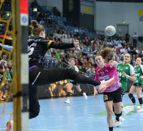 Handball I Women I Season 2025 2026 I 1 HBF I 15 Matchday I VFL Oldenburg SV Union Halle Neustadt I 31 01 2026 Emma Hertha 17, SV Union Halle Neustadt past Madita Kohorst 25, VfL Oldenburg Oldenburg Small EWE Arena Lower Saxony Germany Copyright: xLobeca JonasxBoningx