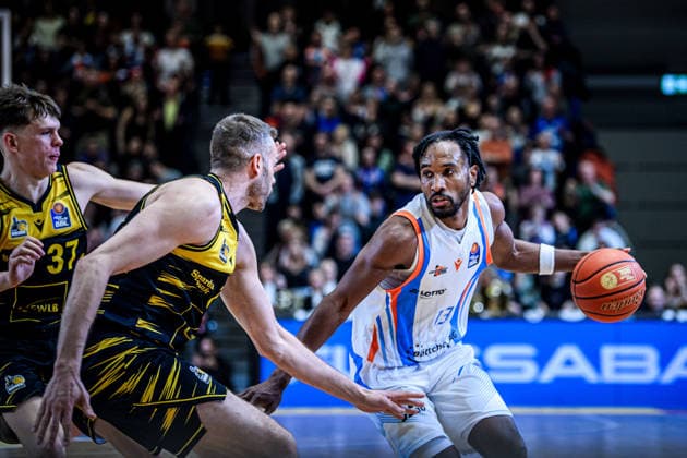 easycredit BBL Basketball Bundesliga 2025 2026 18 Matchday 31 01 2026 Science City Jena vs MHP RIESEN Ludwigsburg v re Keith Braxton Jena on the ball against Jonas Wohlfarth Bottermann Lubu Sparkassen Arena