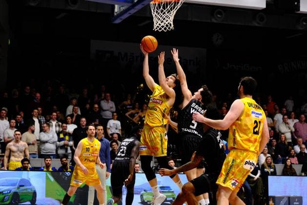 ProA Phoenix Hagen vs Tigers Tübingen, Hagen, 31 01 2026, Ischelandhalle Hagen Corner shot by Bjarne Kraushaar 4, Phoenix Hagen, PG defended by Kaya Bayram 5, Tigers Tübingen, PG Barmer2BasketballBundesliga ProA Phoenix Hagen vs Tigers Tübingen, Hagen, 31 01 2026, Ischelandhalle Hagen Copyright: xBEAUTIFULxSPORTS Piepenstockx