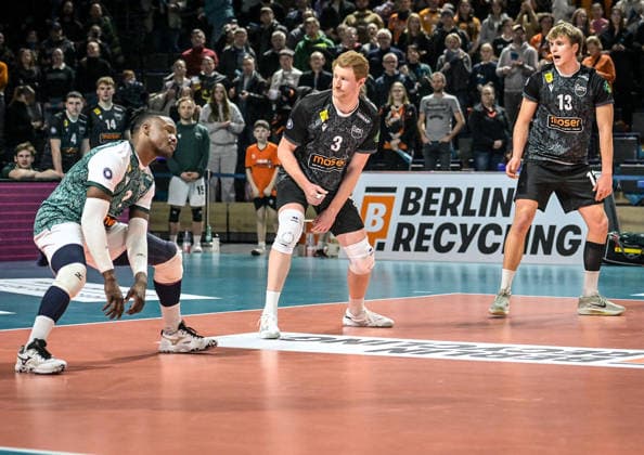31 01 2026, xlakx, Volleyball 1 Bundesliga Herren, BR Volleys FT 1844 Freiburg v l Timothy McIntosh FT 1844 Freiburg , Yannick Harms FT 1844 Freiburg , Jannik Brentel FT 1844 Freiburg enttaeuscht, schaut enttaeuscht, niedergeschlagen, disappointed Berlin Daniel Lakomski