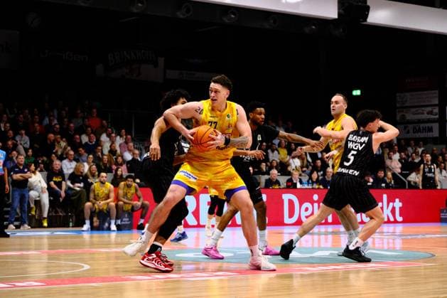 ProA Phoenix Hagen vs Tigers Tübingen, Hagen, 31 01 2026, Ischelandhalle Hagen Anzac Joseph Dennis Rissetto 77, Phoenix Hagen, C defends the ball Barmer2BasketballBundesliga ProA Phoenix Hagen vs Tigers Tübingen, Hagen, 31 01 2026, Ischelandhalle Hagen Copyright: xBEAUTIFULxSPORTS Piepenstockx