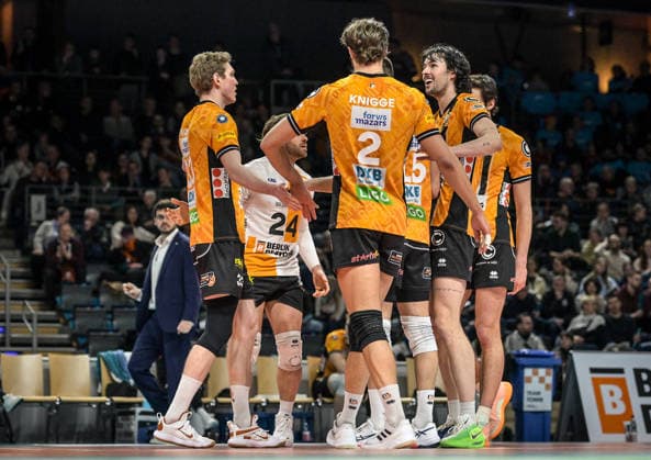 31 01 2026, xlakx, Volleyball 1 Bundesliga Men, BR Volleys FT 1844 Freiburg f l Fedor Ivanov BR Volleys , Kyle Dagostino BR Volleys , Matthew Knigge BR Volleys , Moritz Reichert BR Volleys , Nolan Flexen BR Volleys Celebrating the victory, cheering after the end of the match Berlin Daniel Lakomski