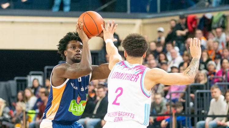 31 1 2026, Basketball, Men, easy credit BBL, easy credit Bundesliga, BBL, Bundesliga, 18 Matchday, Rostock Seawolves Telekom Baskets Bonn Dominic Lockhart Rostock Seawolves, left against Zachery Cooks Telekom Baskets Bonn, right Rostock Stadthalle Mecklenburg Vorpommern Germany