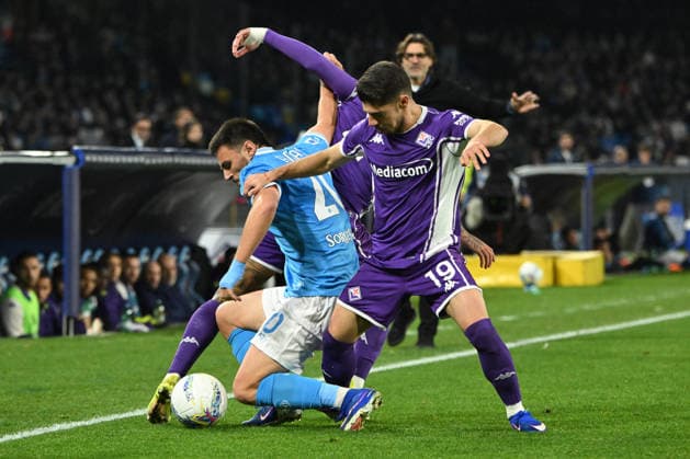 CALCIO - Serie A - SSC Napoli vs ACF Fiorentina Manor Solomon of ACF Fiorentina competes for the ball with Elmas Eljif of SSC Napoli during Serie A Enelive match between SSC Napoli vs ACF Fiorentina:Danilo Gemito Live Photo Naples Italy  Copyright: xIPAxSport ABACAx