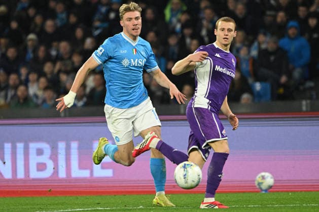 CALCIO - Serie A - SSC Napoli vs ACF Fiorentina Rasmus Hojlund of SSC Napoli competes for the ball withduring Pietro Comuzzo of ACF fiorentina Serie A Enelive match between SSC Napoli vs ACF Fiorentina:Danilo Gemito Live Photo Naples Italy  Copyright: xIPAxSport ABACAx