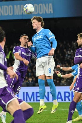 CALCIO - Serie A - SSC Napoli vs ACF Fiorentina Scott McTominay of SSC Napoli competes for the ball with Roberto Piccoli of ACF Fiorentina during Serie A Enelive match between SSC Napoli vs ACF Fiorentina:Danilo Gemito Live Photo Naples Italy  Copyright: xIPAxSport ABACAx
