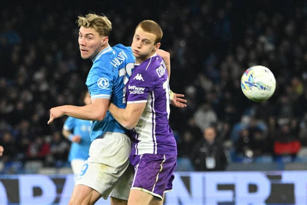 CALCIO - Serie A - SSC Napoli vs ACF Fiorentina Pietro Comuzzo of ACF Fiorentina competes for the ball with Rasmus Hojlund of SSC Napoli during Serie A Enelive match between SSC Napoli vs ACF Fiorentina:Danilo Gemito Live Photo Naples Italy  Copyright: xIPAxSport ABACAx