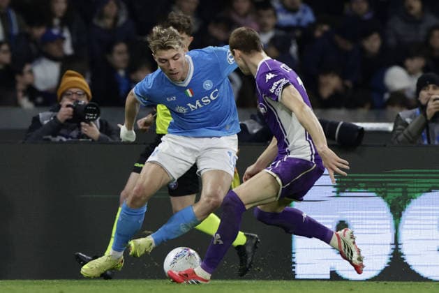 CALCIO - Serie A - SSC Napoli vs ACF Fiorentina Napoli s Danish forward Rasmus Hojlund challenges for the ball with Fiorentina s Italian defender Pietro Comuzzo during the Serie A football match between SSC Napoli and Fiorentina at the Diego Armando Maradona Stadium in Naples on January 31, 2026. Naples Italy  Copyright: xIPAxSport ABACAx