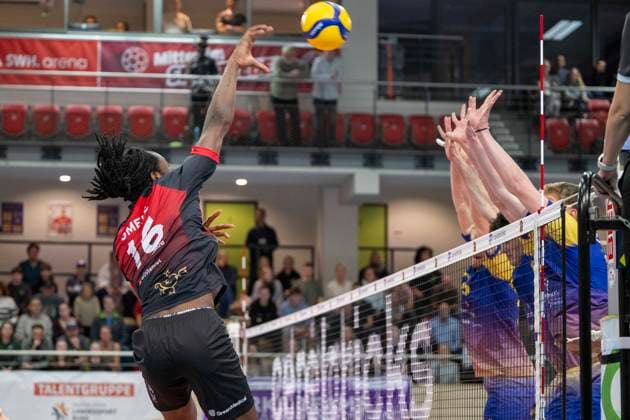 1 Volleyball Bundesliga Season 2025 2026 Cerebricks Volley Goats Mitteldeutschland vs Barock Volleys MTV Ludwigsburg Halle, Germany January 31, 2026 In the picture from left Nyherowo Omene Ludwigsburg with ball, Halle Saale swh Arena Sachsen Anhalt Germany