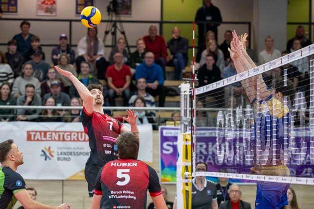 1 Volleyball Bundesliga Season 2025 2026 Cerebricks Volley Goats Mitteldeutschland vs Barock Volleys MTV Ludwigsburg Halle, Germany January 31, 2026 Pictured from left Tim Köpfli Knoepfli Ludwigsburg and Jan Huber Ludwigsburg Halle Saale swh Arena Sachsen Anhalt Germany