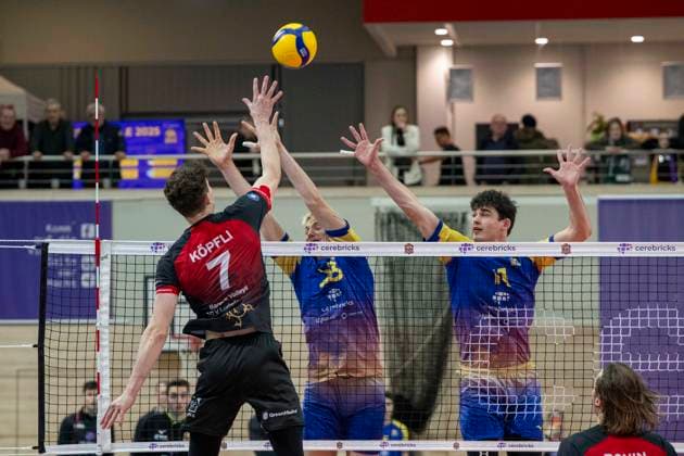 1 Volleyball Bundesliga Season 2025 2026 Cerebricks Volley Goats Mitteldeutschland vs Barock Volleys MTV Ludwigsburg Halle, Germany January 31, 2026 Pictured from left Tim Köpfli Knoepfli Ludwigsburg , Samuel Schellenberg Bitterfeld and Nick Breitenbach Bitterfeld Halle Saale swh Arena Sachsen Anhalt Germany