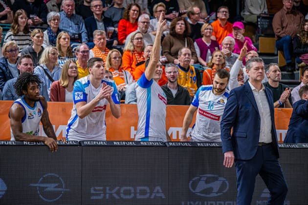 1 Basketball Bundesliga, easyCredit BBL, Season 2025 2026, Men, Main Round, Matchday 18, 31 01 2026, RASTA Vechta Frankfurt Skyliners The Frankfurt Skyliners team shows emotions during the game Vechta RASTA Dome Lower Saxony Germany