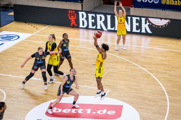 Basketball Berlin 31 01 2026 Season 2025 2026 DBBL 1 Bundesliga Alba Berlin Saarlouis Royals Deeshyra Thomas Alba, No 21 Magaly Meynadier Saarlouis, No 05