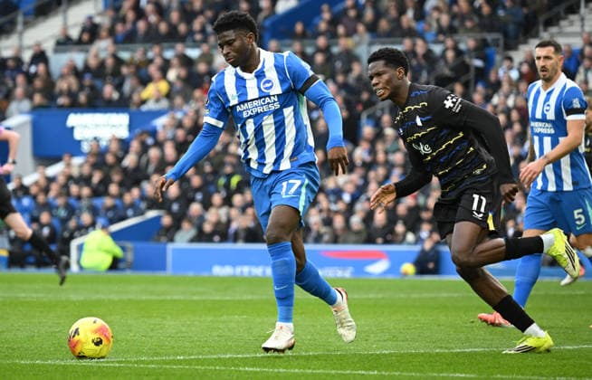Carlos Baleba of Brighton beats Thierno Barry of Everton to the loose ball during the Premier League match between Brighton and Hove Albion and Everton at the American Express Stadium, Brighton UK - Saturday 31st January 2026 Brighton v Everton Premier League Football, Amex Stadium, Sussex, UK - 31 Jan 2026Brighton Amex Stadium Sussex United Kingdom Editorial use only. No merchandising. For Football images FA and Premier League restrictions apply inc. no internet mobile usage without FAPL license - for details contact Football Dataco  Copyright: xLizxFinlayson TPI Shutterstockx 16497437cb