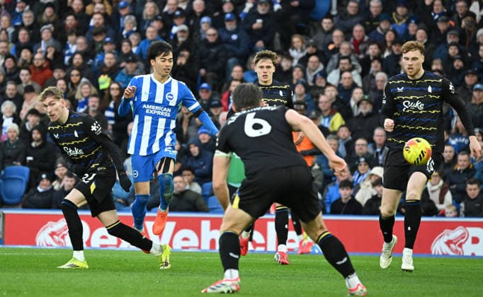 Kaoru Mitoma of Brighton shoots during the Premier League match between Brighton and Hove Albion and Everton at the American Express Stadium, Brighton UK - Saturday 31st January 2026 Brighton v Everton Premier League Football, Amex Stadium, Sussex, UK - 31 Jan 2026Brighton Amex Stadium Sussex United Kingdom Editorial use only. No merchandising. For Football images FA and Premier League restrictions apply inc. no internet mobile usage without FAPL license - for details contact Football Dataco  Copyright: xLizxFinlayson TPI Shutterstockx 16497437bv