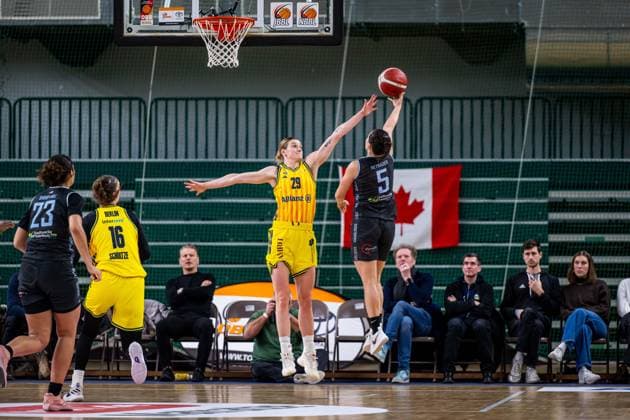 Basketball Berlin 31 01 2026 Season 2025 2026 DBBL 1 Bundesliga Alba Berlin Saarlouis Royals Magaly Meynadier Saarlouis, No 05 Alina Hartmann Alba, No 29
