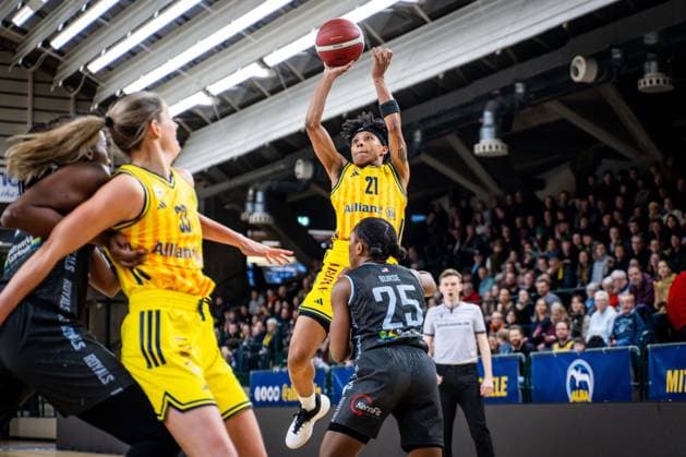 Basketball Berlin 31 01 2026 Season 2025 2026 DBBL 1 Bundesliga Alba Berlin Saarlouis Royals Deeshyra Thomas Alba, No 21 Martha Burse Saarlouis, No 25