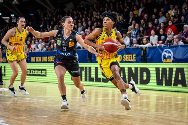 Basketball Berlin 31 01 2026 Season 2025 2026 DBBL 1 Bundesliga Alba Berlin Saarlouis Royals Deeshyra Thomas Alba, No 21 Magaly Meynadier Saarlouis, No 05