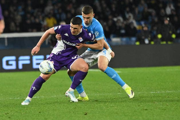 Alessandro Buongiorno of SSC Napoli competes for the ball with Roberto Piccoli of ACF Fiorentina during Serie A Enelive match between SSC Napoli vs ACF Fiorentina:Danilo Gemito Live Photo  Copyright: xDaniloxGemito IPAxSportx xipa-agency.netx xx IPA_70806162 IPA_Agency_IPA70806162