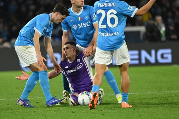 Alessandro Buongiorno of SSC Napoli competes for the ball with Roberto Piccoli of ACF Fiorentina during Serie A Enelive match between SSC Napoli vs ACF Fiorentina:Danilo Gemito Live Photo  Copyright: xDaniloxGemito IPAxSportx xipa-agency.netx xx IPA_70806206 IPA_Agency_IPA70806206