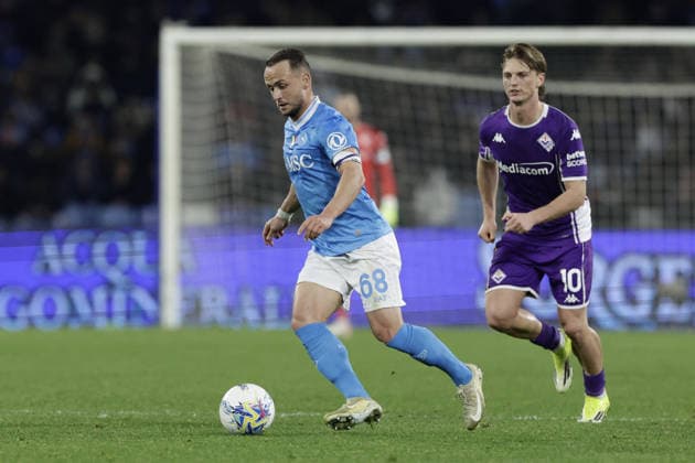 CALCIO - Serie A - SSC Napoli vs ACF Fiorentina Napoli s Slovak midfielder Stanislav Lobotka challenges for the ball with Fiorentina s Icelandic forward Albert Guomundsson during the Serie A football match between SSC Napoli and Fiorentina at the Diego Armando Maradona Stadium in Naples on January 31, 2026. Naples Italy  Copyright: xIPAxSport ABACAx