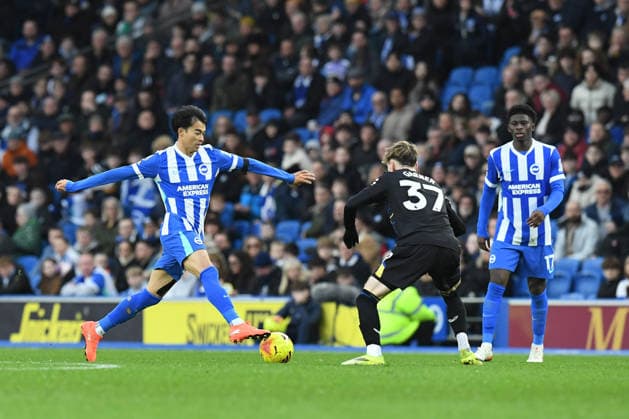 Brighton and Hove Albion v Everton, Premier League Kaoru Mitoma Midfielder of Brighton and Hove Albion stretches to win the ball from James Garner Midfielder of Everton FC during the Premier League match between Brighton and Hove Albion and Everton at the American Express Stadium, Brighton and Hove, UK on 31 January 2026. Brighton and Hove American Express Stadium East Sussex UK Editorial use only DataCo restrictions apply See www.football-dataco.com , Copyright: xJeffxMoodx PSI-23658-0131