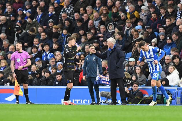 Brighton and Hove Albion v Everton, Premier League David Moyes Manager of Everton passes on instructions to his team during a break in play in the Premier League match between Brighton and Hove Albion and Everton at the American Express Stadium, Brighton and Hove, UK on 31 January 2026. Brighton and Hove American Express Stadium East Sussex UK Editorial use only DataCo restrictions apply See www.football-dataco.com , Copyright: xJeffxMoodx PSI-23658-0139