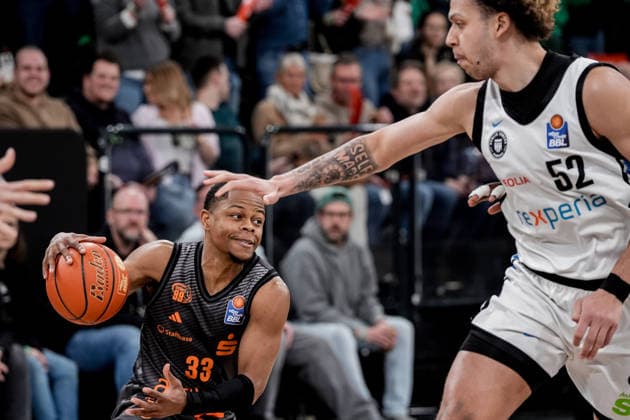 Germany easyCredit BBL, Main Round 2025 26, 18 Matchday Veolia Towers Hamburg vs NINERS Chemnitz Inselpark Arena Hamburg Eric Washington NINERS Chemnitz, 33 , Zacharie Perrin Veolia Towers Hamburg, 52 Copyright: xStefanxTrochax