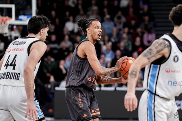 Germany easyCredit BBL, Main Round 2025 26, 18 Matchday Veolia Towers Hamburg vs NINERS Chemnitz Inselpark Arena Hamburg Kevin Yebo NINERS Chemnitz, 0 , Benedikt TurudiÄ‡ Veolia Towers Hamburg, 44 , Devon Daniels Veolia Towers Hamburg, 21 Copyright: xStefanxTrochax