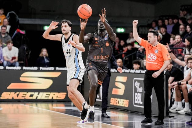 Germany easyCredit BBL, Main Round 2025 26, 18 Matchday Veolia Towers Hamburg vs NINERS Chemnitz Inselpark Arena Hamburg Aher Uguak NINERS Chemnitz, 1 , Benedikt TurudiÄ‡ Veolia Towers Hamburg, 44 Copyright: xStefanxTrochax