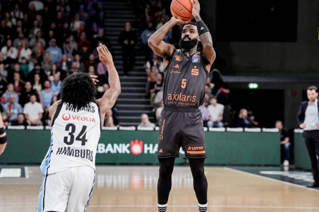 Germany easyCredit BBL, Main Round 2025 26, 18 Matchday Veolia Towers Hamburg vs NINERS Chemnitz Inselpark Arena Hamburg Ross Williams Veolia Towers Hamburg, 34 , Corey Davis NINERS Chemnitz, 5 , Benka Barloschky Veolia Towers Hamburg, Head Coach Copyright: xStefanxTrochax