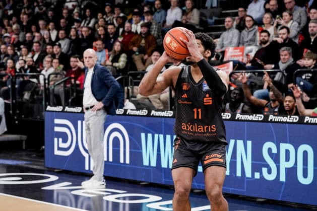 Germany easyCredit BBL, Main Round 2025 26, 18 Matchday Veolia Towers Hamburg vs NINERS Chemnitz Inselpark Arena Hamburg Kostja Mushidi NINERS Chemnitz, 11 , Rodrigo Pastore NINERS Chemnitz, Head Coach Copyright: xStefanxTrochax