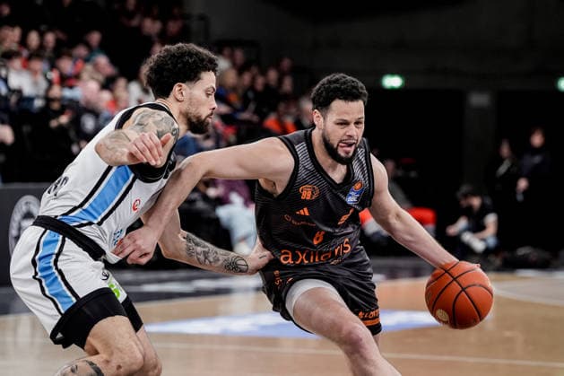 Germany easyCredit BBL, Main Round 2025 26, 18 Matchday Veolia Towers Hamburg vs NINERS Chemnitz Inselpark Arena Hamburg Devon Daniels Veolia Towers Hamburg, 21 , Jordan Schakel NINERS Chemnitz, 8 Copyright: xStefanxTrochax