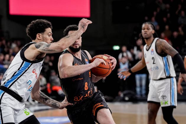 Germany easyCredit BBL, Main Round 2025 26, 18 Matchday Veolia Towers Hamburg vs NINERS Chemnitz Inselpark Arena Hamburg Devon Daniels Veolia Towers Hamburg, 21 , Jordan Schakel NINERS Chemnitz, 8 , Leonard Thorpe Jr Veolia Towers Hamburg, 2 Copyright: xStefanxTrochax