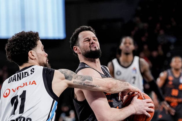 Germany easyCredit BBL, Main Round 2025 26, 18 Matchday Veolia Towers Hamburg vs NINERS Chemnitz Inselpark Arena Hamburg Devon Daniels Veolia Towers Hamburg, 21 , Jordan Schakel NINERS Chemnitz, 8 , Leonard Thorpe Jr Veolia Towers Hamburg, 2 , Eric Washington NINERS Chemnitz, 33 Copyright: xStefanxTrochax