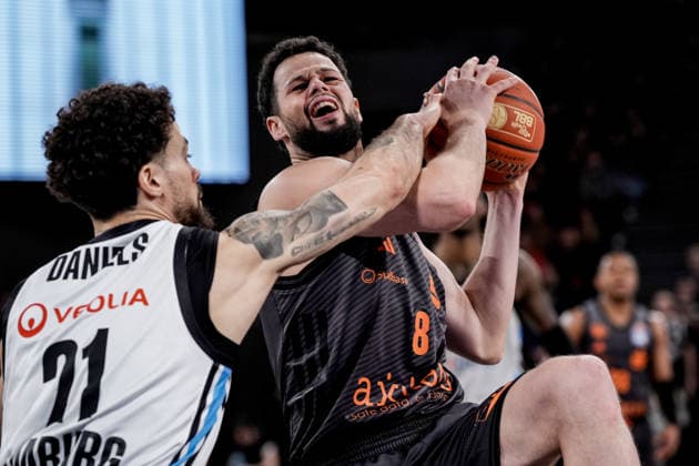 Germany easyCredit BBL, Main Round 2025 26, 18 Matchday Veolia Towers Hamburg vs NINERS Chemnitz Inselpark Arena Hamburg Devon Daniels Veolia Towers Hamburg, 21 , Jordan Schakel NINERS Chemnitz, 8 Copyright: xStefanxTrochax