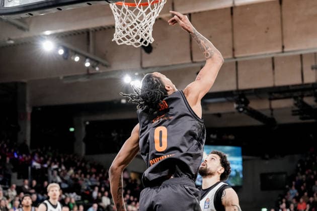 Germany easyCredit BBL, Main Round 2025 26, 18 Matchday Veolia Towers Hamburg vs NINERS Chemnitz Inselpark Arena Hamburg Kevin Yebo NINERS Chemnitz, 0 , Devon Daniels Veolia Towers Hamburg, 21 , Copyright: xStefanxTrochax