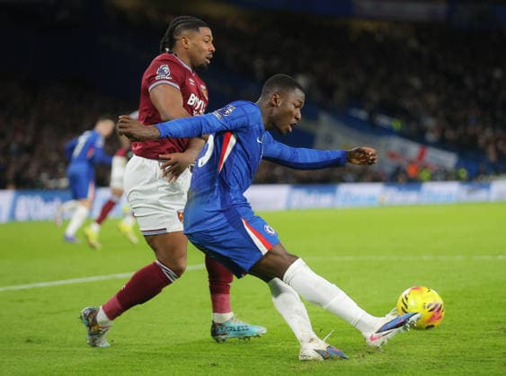Chelsea v West Ham United, English Premier League, Stamford Bridge, London, UK - 31 01 2026 MoisÃ s Caicedo of Chelsea clears the ball from Adama Traore of West Ham United during the Premier League game at Stamford Bridge London Stamford Bridge London GBR, UK NEWSPAPERS OUT Copyright: xMarkxGreenwoodx