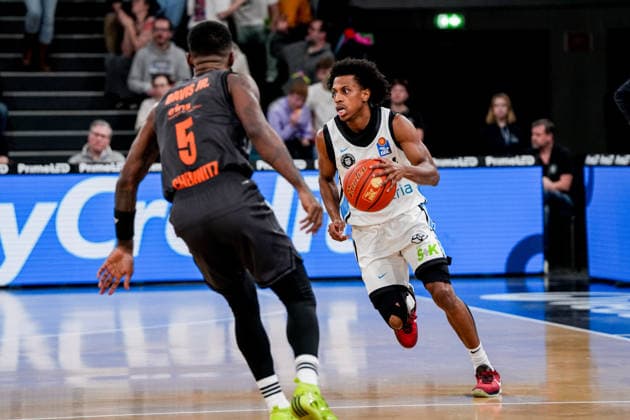 Germany easyCredit BBL, Main Round 2025 26, 18 Matchday Veolia Towers Hamburg vs NINERS Chemnitz Inselpark Arena Hamburg Ross Williams Veolia Towers Hamburg, 34 , Corey Davis NINERS Chemnitz, 5 Copyright: xStefanxTrochax