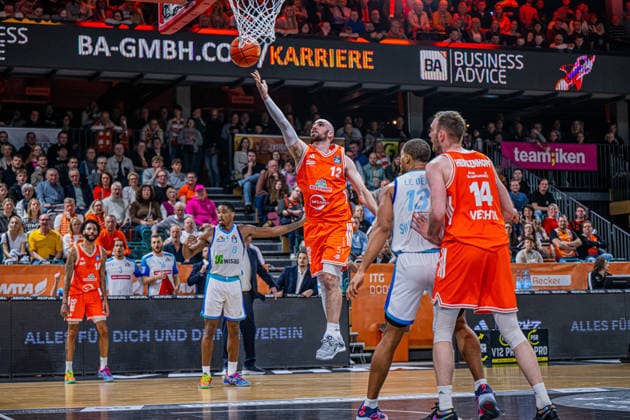 1 Basketball Bundesliga, easyCredit BBL, Season 2025 2026, Men, Main Round, Matchday 18, 31 01 2026, RASTA Vechta Frankfurt Skyliners Tommy Kuhse 12 RASTA Vechta at the basket Vechta RASTA Dome Lower Saxony Germany