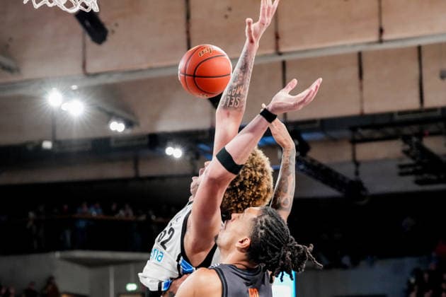 Germany easyCredit BBL, Main Round 2025 26, 18 Matchday Veolia Towers Hamburg vs NINERS Chemnitz Inselpark Arena Hamburg Zacharie Perrin Veolia Towers Hamburg, 52 , Kevin Yebo NINERS Chemnitz, 0 , Copyright: xStefanxTrochax