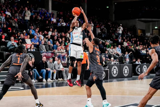 Germany easyCredit BBL, Main Round 2025 26, 18 Matchday Veolia Towers Hamburg vs NINERS Chemnitz Inselpark Arena Hamburg Ross Williams Veolia Towers Hamburg, 34 , Eric Washington NINERS Chemnitz, 33 , Aher Uguak NINERS Chemnitz, 1 Copyright: xStefanxTrochax