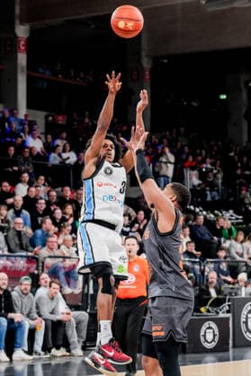 Germany easyCredit BBL, Main Round 2025 26, 18 Matchday Veolia Towers Hamburg vs NINERS Chemnitz Inselpark Arena Hamburg Ross Williams Veolia Towers Hamburg, 34 , Eric Washington NINERS Chemnitz, 33 Copyright: xStefanxTrochax