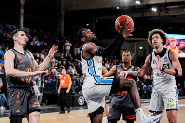 Germany easyCredit BBL, Main Round 2025 26, 18 Matchday Veolia Towers Hamburg vs NINERS Chemnitz Inselpark Arena Hamburg Osaro Jürgen Rich Veolia Towers Hamburg, 3 , Zacharie Perrin Veolia Towers Hamburg, 52 , Eric Washington NINERS Chemnitz, 33 , Yordan Minchev NINERS Chemnitz, 91 Copyright: xStefanxTrochax