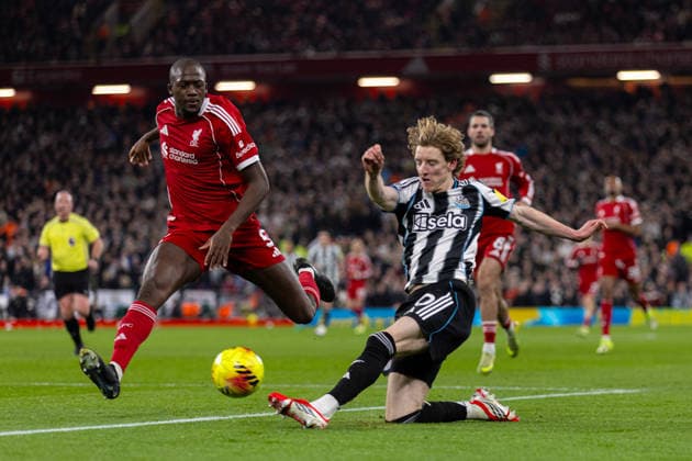Football - FA Premier League - Liverpool FC v Newcastle United FC LIVERPOOL, ENGLAND - Saturday, January 31, 2026: Liverpool s Ibrahima KonatÃ (L) attempts to block a cross from Newcastle United s Anthony Gordon during the FA Premier League match between Liverpool FC and Newcastle United FC at Anfield. (Photo by David Rawcliffe Propaganda) LIVERPOOL Anfield MERSEYSIDE ENGLAND  Copyright: xDavidxRawcliffex P2026-01-31-Liverpool_Newcastle-44