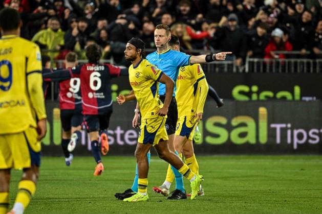 Kevin Bonacina, Arbitro, Referee, Goal Var during Cagliari Calcio vs Hellas Verona FC, Italian soccer Serie A match in Cagliari, Italy, January 31 2026  Copyright: xLuigixCanu IPAxSportx xipa-agency.netx xx IPA_70811684 IPA_Agency_IPA70811684