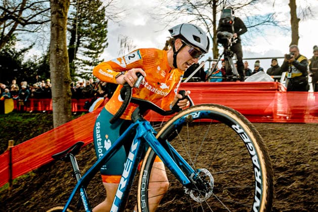 Cyclocross - UCI cyclo-cross World Championships Hulst - Day 2 Lucinda Brand (NED Baloise Verzekeringen - Het Poetsbureau Lions) on her way to a second world title 2026 UCI cyclo-cross World Championships Women Elite - Hulst The Netherlands Photo: Stijn Bastens CC Hulst The Netherlands  Copyright: xContentxCurationx StijnxBastensx xCCx