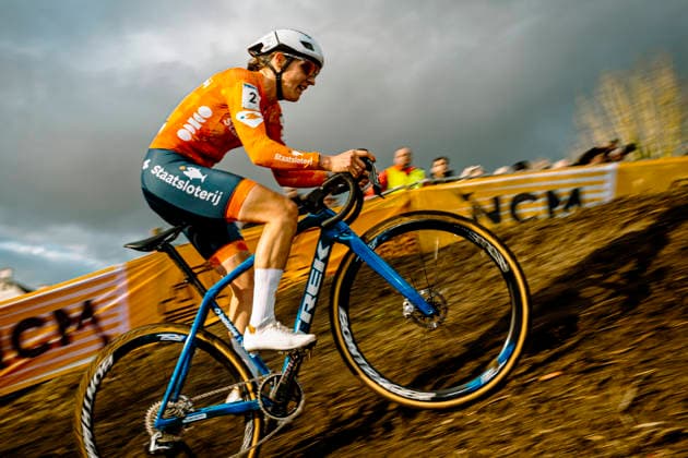 Cyclocross - UCI cyclo-cross World Championships Hulst - Day 2 Lucinda Brand (NED Baloise Verzekeringen - Het Poetsbureau Lions) on her way to a second world title 2026 UCI cyclo-cross World Championships Women Elite - Hulst The Netherlands Photo: Stijn Bastens CC Hulst The Netherlands  Copyright: xContentxCurationx StijnxBastensx xCCx