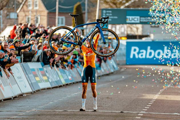 Cyclocross - UCI cyclo-cross World Championships Hulst - Day 2 Lucinda Brand (NED Baloise Verzekeringen - Het Poetsbureau Lions) claims her second world title 2026 UCI cyclo-cross World Championships Women Elite - Hulst The Netherlands Photo: Stijn Bastens CC Hulst The Netherlands  Copyright: xContentxCurationx StijnxBastensx xCCx