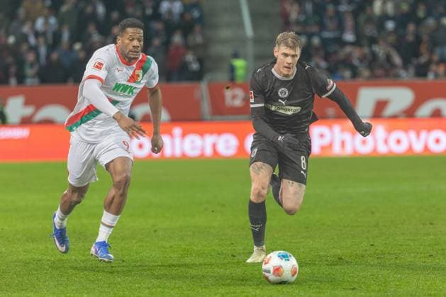 Samuel Essende FC Augsburg and Eric Smith FC St Pauli v l in a duel, FC Augsburg vs FC St Pauli Soccer, 1 Bundesliga, Matchday 20, 31 01 2026 DFB regulations prohibit any use of photographs as image sequences and or quasi video Copyright: xkolbert-press PeterxFastlx